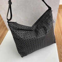 Export niche rat goods shoulder oblique cross black rubber triangle geometric deformation package for men and women