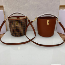 Niche hard goods one-shoulder oblique-span portable calfskin Plaid hairy bucket bag