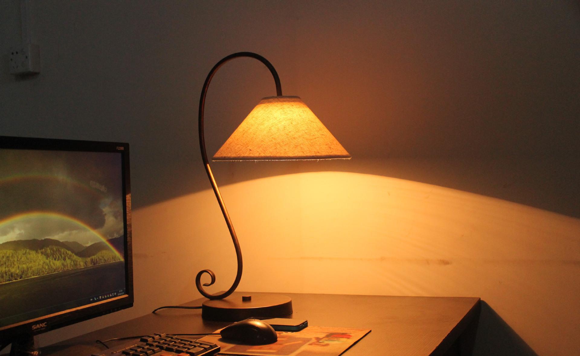 床头的一盏灯还有这么多姿势,还挺撩人的