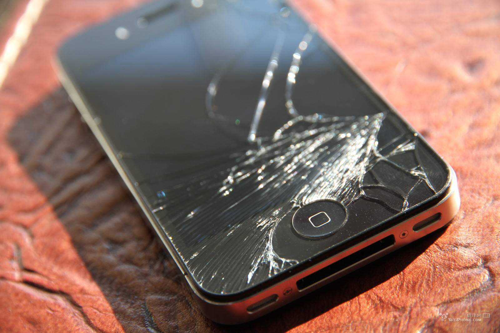 苹果公司为了纪念他而限量生产的56台手机,而这就是其中的一台