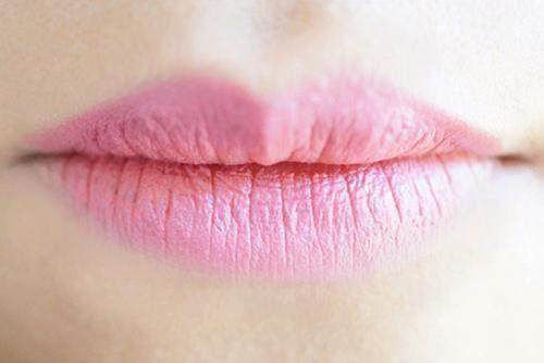 女生4个坏习惯会使唇纹变深!特别第4个