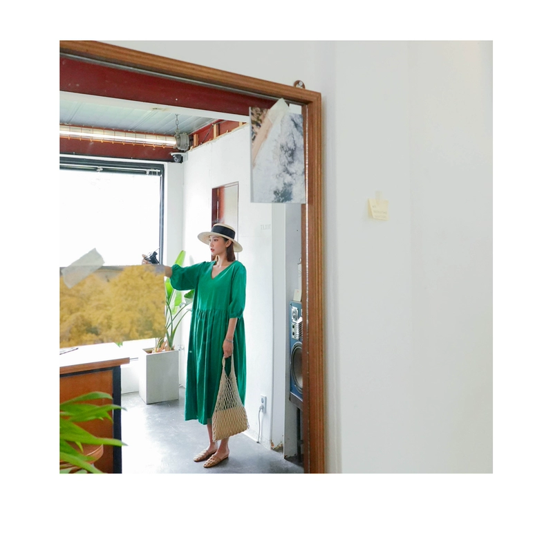 Mùa hè kiểu mới váy cotton và linen nữ cổ chữ V phiên bản Hàn Quốc suông dài qua đầu gối váy búp bê ren eo cao dáng chữ A dài trung bình - Váy eo cao