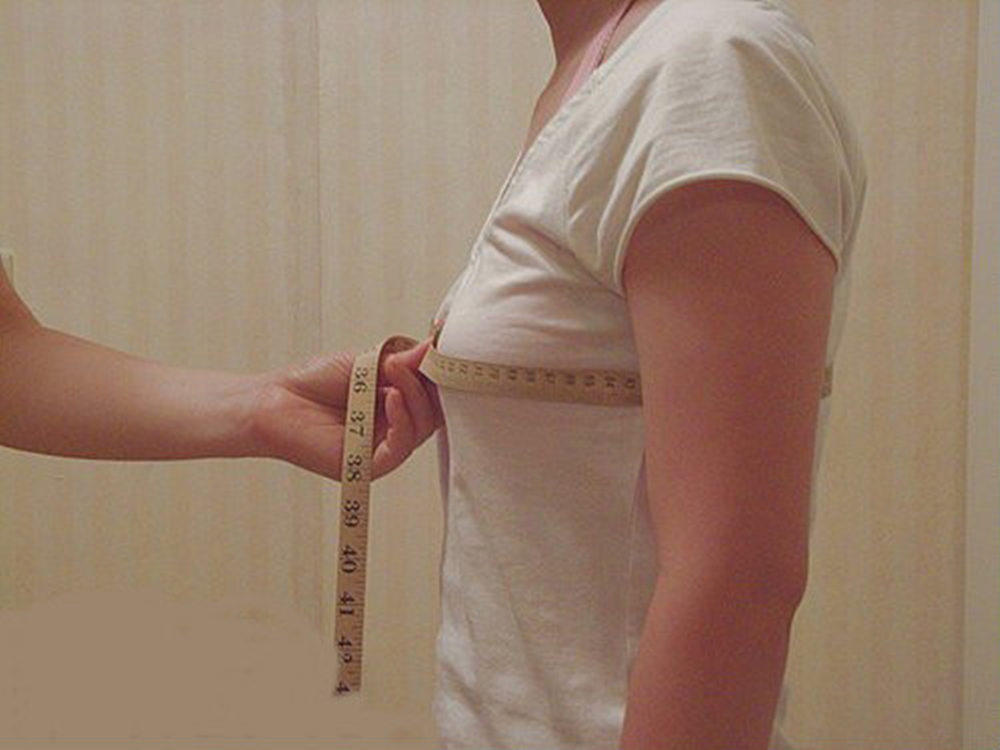 在测量胸围时,你是不是有这样的误区,量胸围站得很直,量完上围,再量下