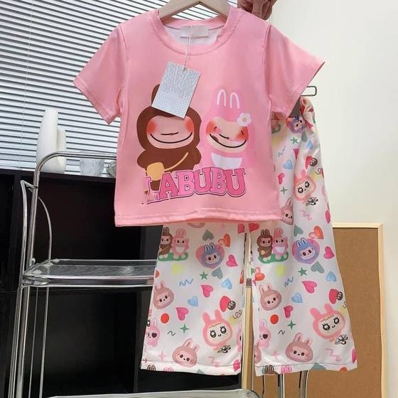 New summer baby girl two-piece set children's fashionable and fashionable bu rabu short-sleeved T-shirt cartoon full of print
New summer baby girl two-piece set children's fashionable and fashionable bu rabu short-sleeved T-shirt cartoon full of print