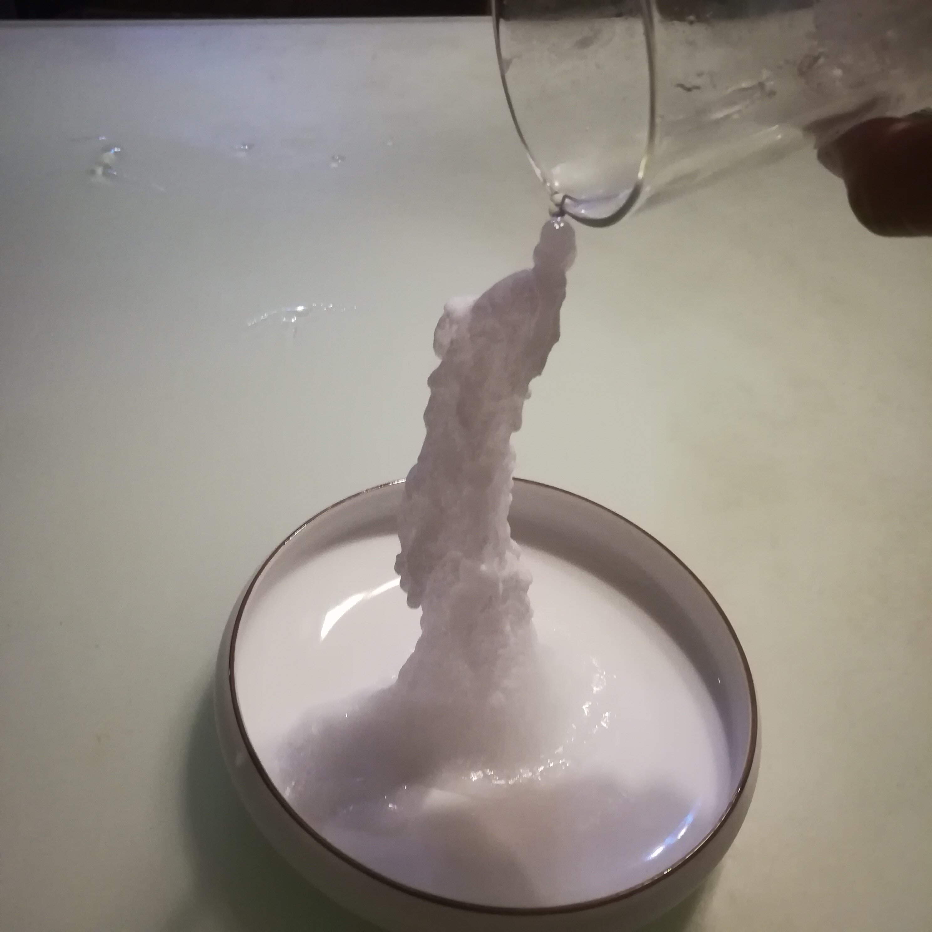 装在玻璃杯中(建议加一个盖子)放到高压蒸锅10分钟,或沸水浴半个小时