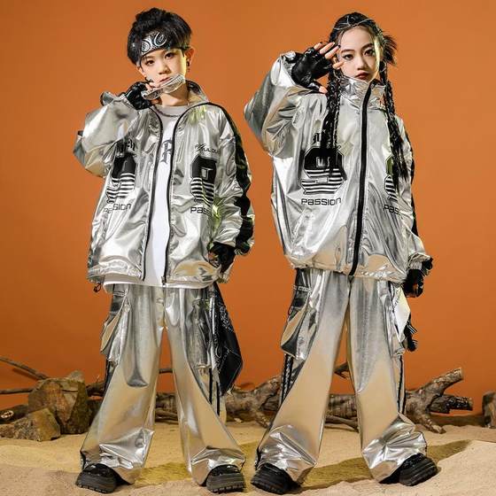 Boys and girls hip hop hiphop performance suit autumn children motorcycle style silver jacket suit New Year's Day street dance performance suit
Boys and girls hip hop hiphop performance suit autumn children motorcycle style silver jacket suit New Year's Day street dance performance suit