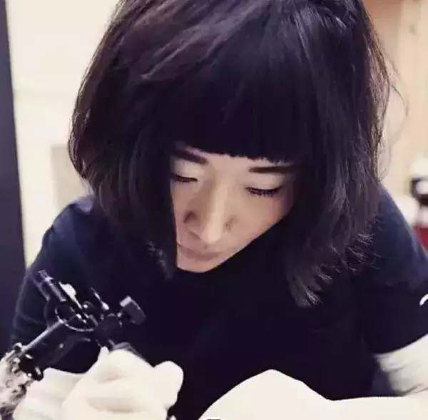 这些我们看到的中国风纹身 正是出自这位80后姑娘陈洁 已从事纹身师的