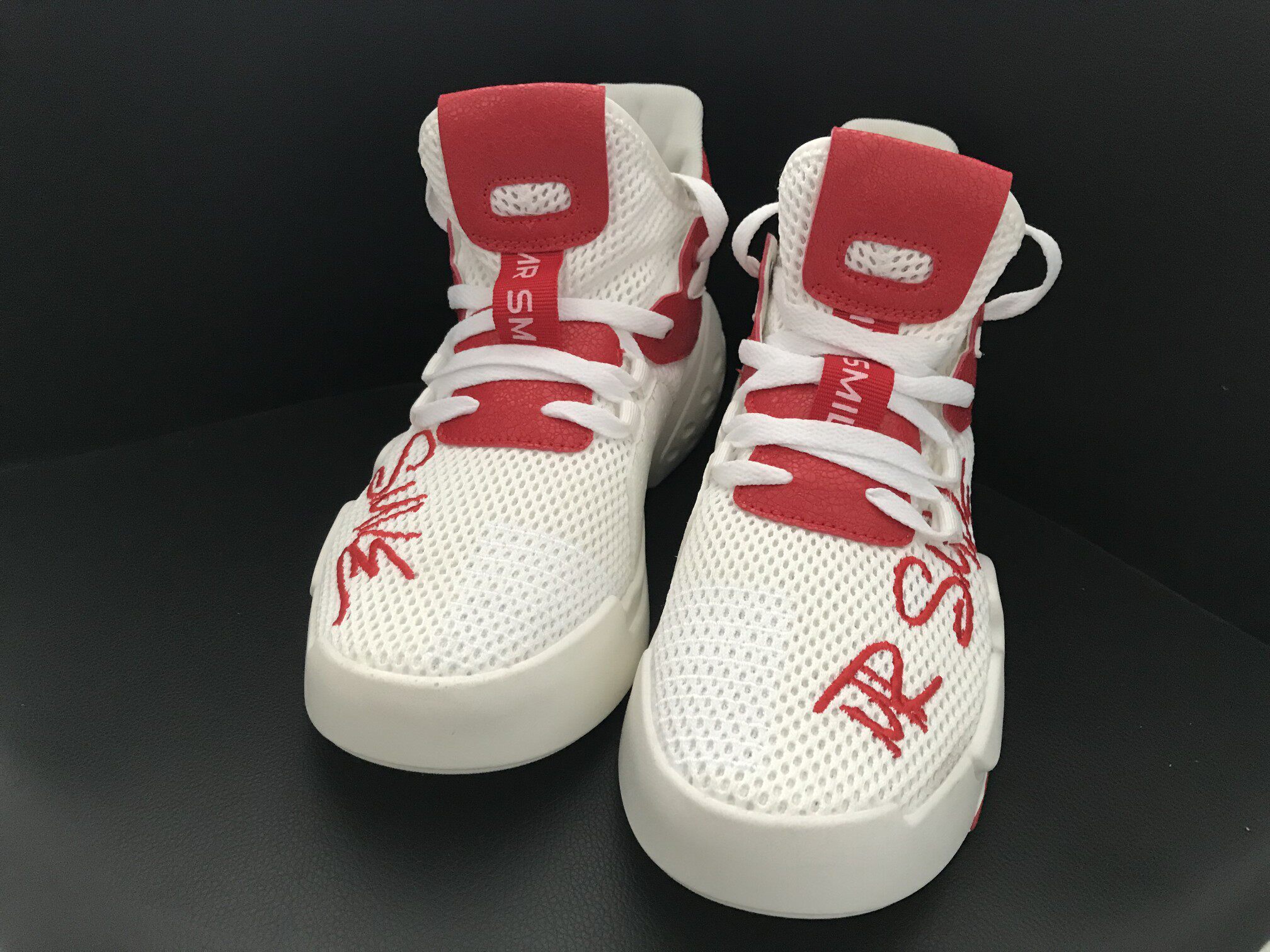 穿着这双红白运动鞋去刷街,酷到没朋友