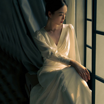 Satin light wedding dress bride Sensin French white long sleeve temperament simple outdoor yarn to certify small child dress winter