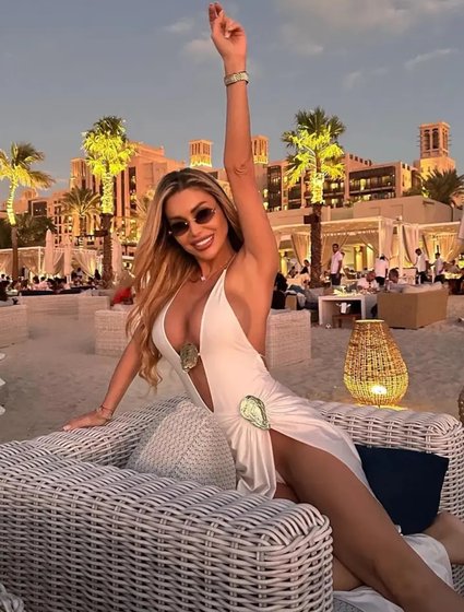 European and American deep V halter neck integrated bikini hot girl solid color simple high croquet swimsuit spa long skirt one-piece swimsuit
European and American deep V halter neck integrated bikini hot girl solid color simple high croquet swimsuit spa long skirt one-piece swimsuit