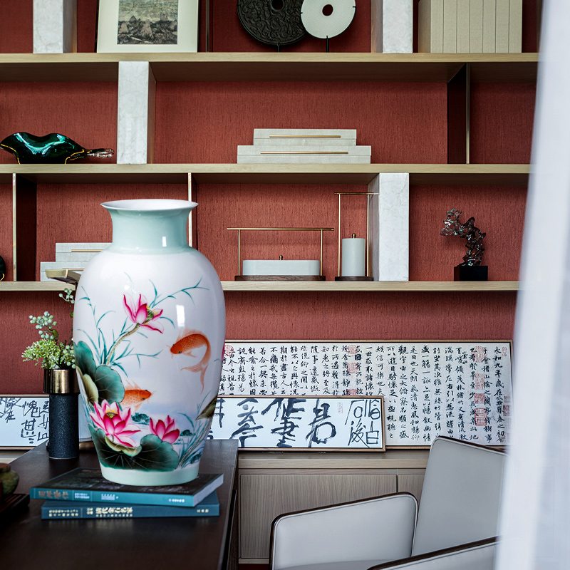 Jingdezhen ceramic vase is placed by hand draw Chinese flower arranging rich ancient frame mattress in the sitting room porch decoration