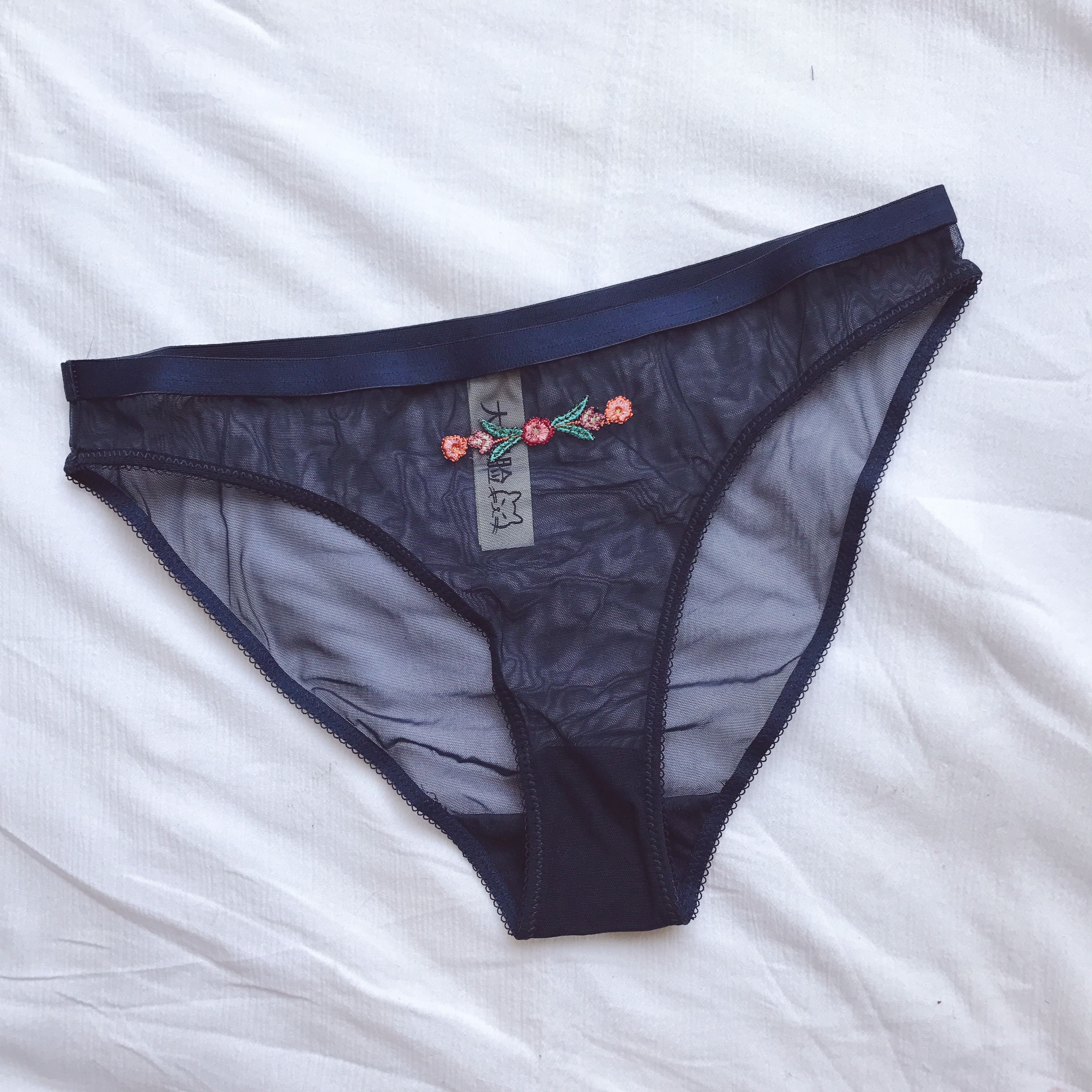 大圆脸 期待已久的桃心内裤 三角裤超嗲 黑粉红三色 现货a11