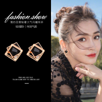 Black high-end sense earrings womens 2021 new trend net red western style sterling silver simple hypoallergenic temperament French elegance