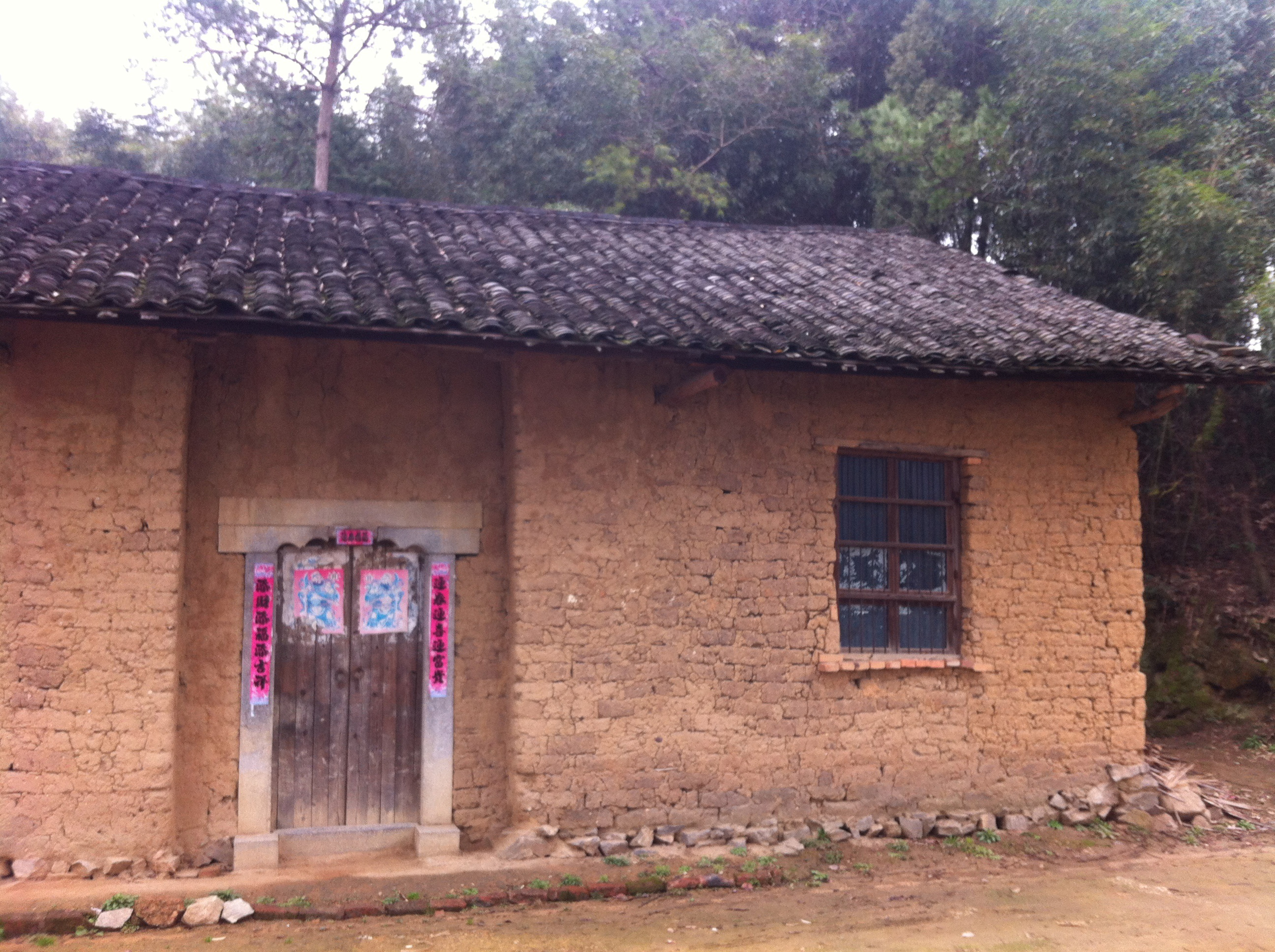 碎瓦片给花盆垫底,能增加排水和透气性,这个效果要比用泡沫好,而且更