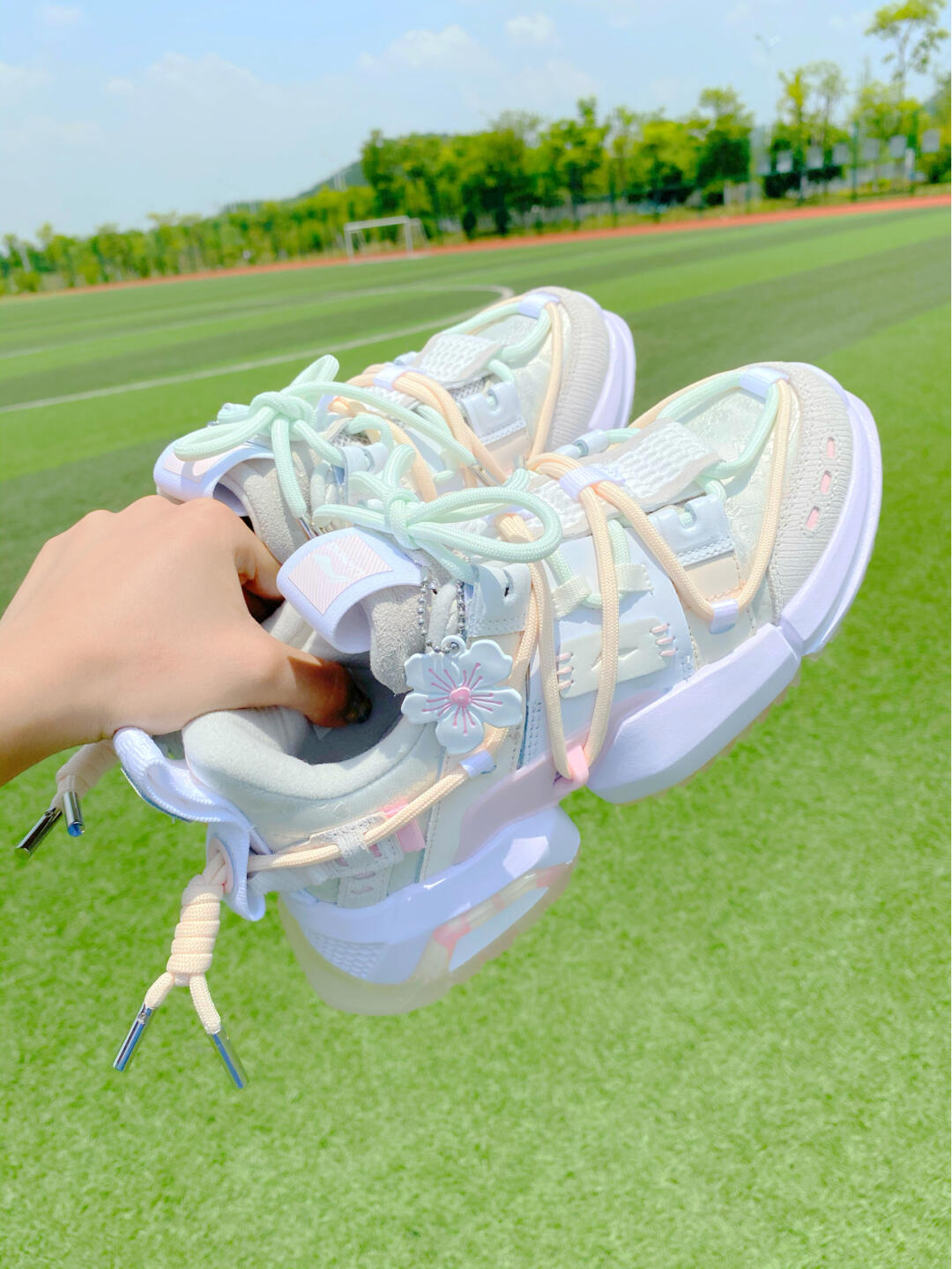 李宁新出的樱花限定老爹鞋神仙