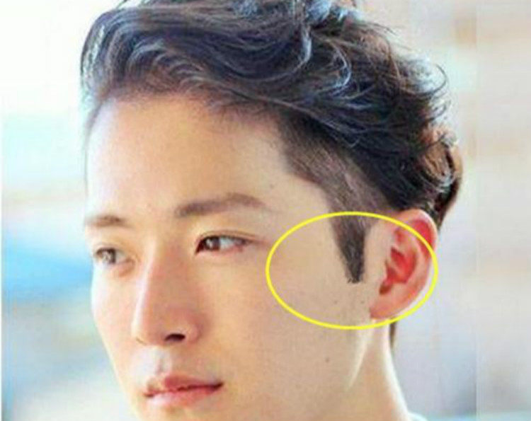 露出额头的发型鬓角很重要,尤其是剪两边铲的露额头发型,鬓角一定要很