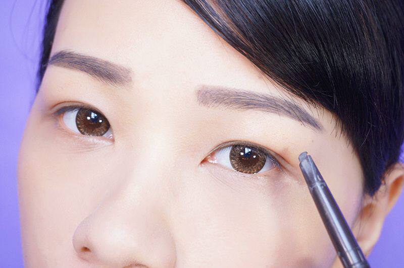 平直眉型的眉尾都不能过长,所以正确的眉尾应该在嘴角及眼角的延长线