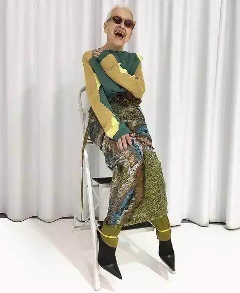 还有另外一位95岁老奶奶,简直贯彻了iris apfel的这一观点,那就是最近