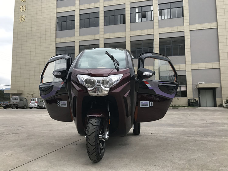 Triscooter скутер трицикл с кабиной
