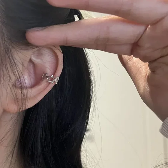 단순하고 다재다능하고 콜드 스타일 스타 이어 뼈 클립 이어 클립이 귀 피어싱 여성을위한 2025 새로운 스타일의 한국 스타일 트렌디 한 이어 보석 단순하고 다재다능하고 콜드 스타일 스타 이어 뼈 클립 이어 클립이 귀 피어싱 여성을위한 2025 새로운 스타일의 한국 스타일 트렌디 한 이어 보석