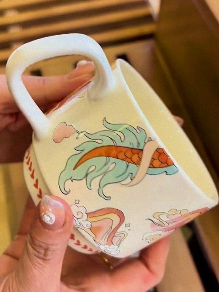 陶瓷杯龙图案印花栩栩如生,象征着力量,幸运和吉祥