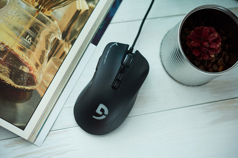富勒g90作为富勒首款选用光磁微动的游戏鼠标,着实招引了不小外设玩家