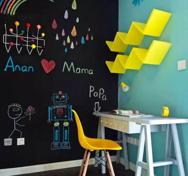 ▼触感细腻柔韧的黑板墙贴,书写流畅无尘,还不用担心宝宝吸入粉尘