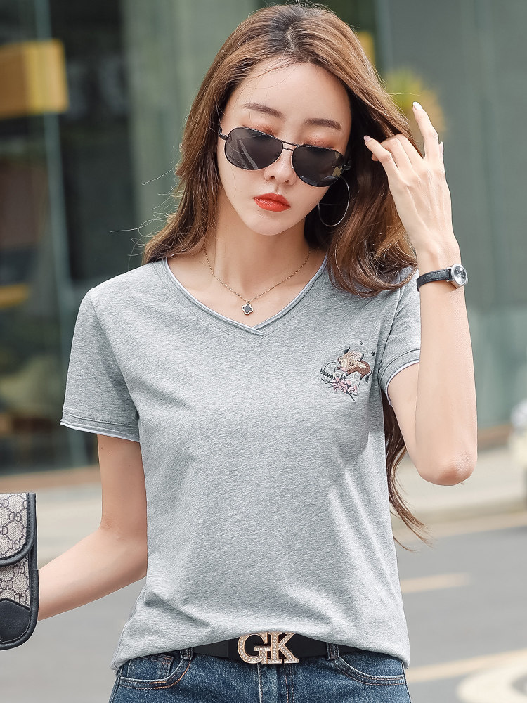 这件v领t恤也太懂夏天了吧!潮人街拍都抢疯了