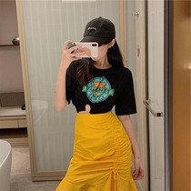 The new chic temperament mesh red wrinkles irregularly thin skirt salt and sweet suit in the summer 2020