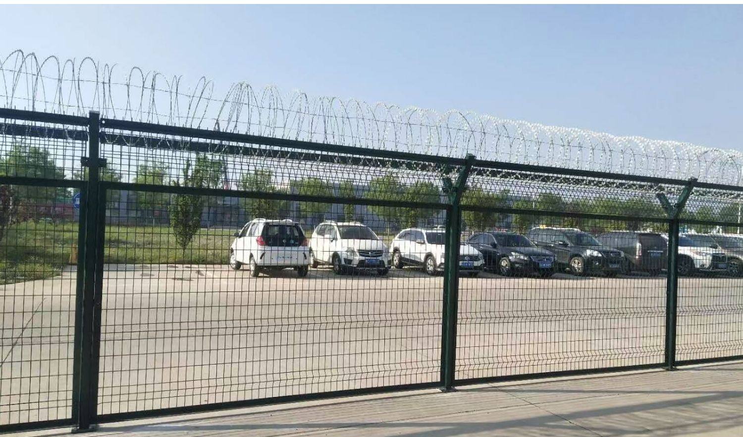 钢筋网围界机场围栏网监狱钢网墙看守所巡逻通道隔离防护刀片刺网