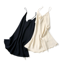 Jung Mei (TX0326293) is a simple and elegant cool solution and a silk heavy crepe crane hanging shirt
