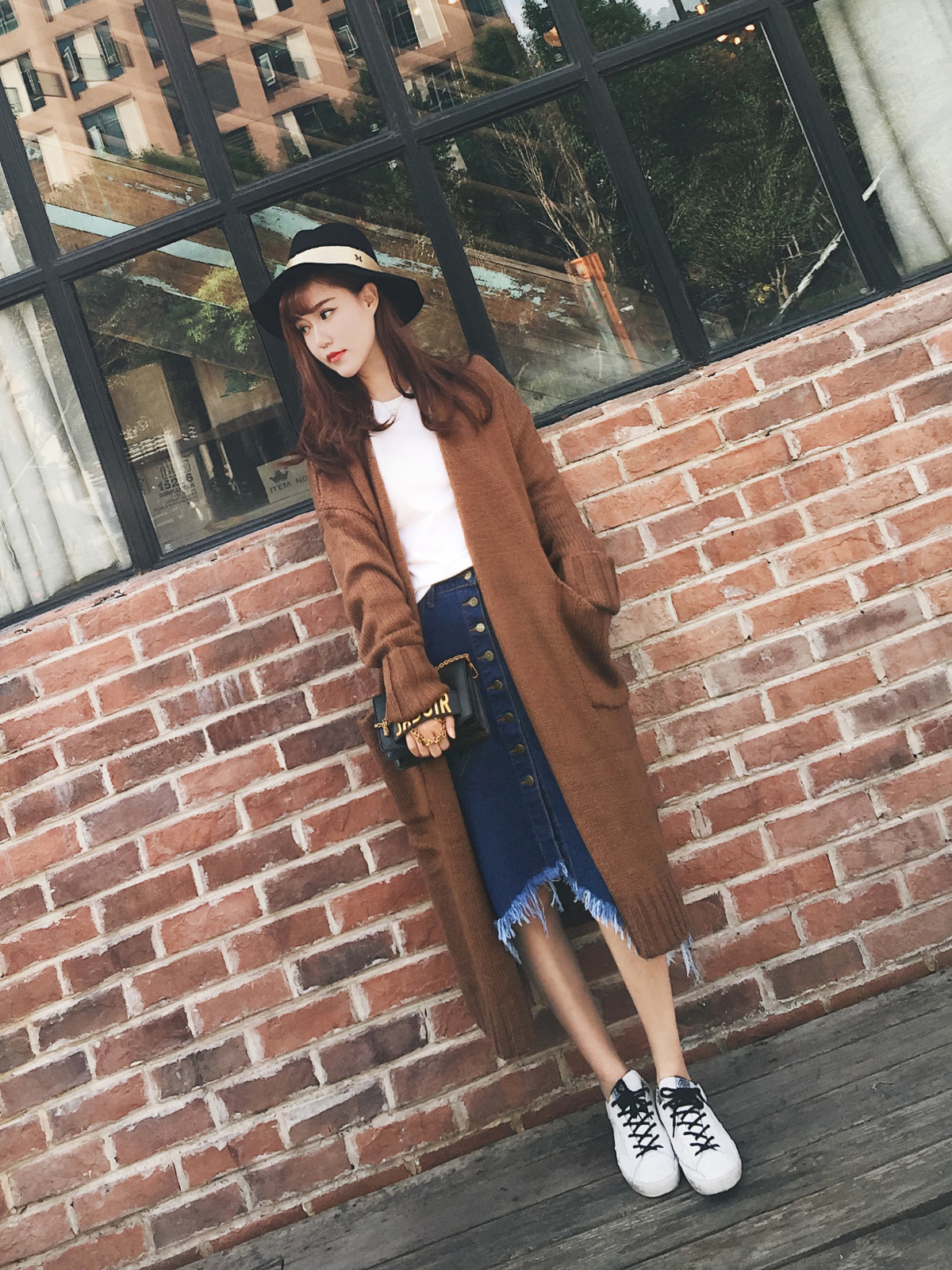 过膝长款开衫毛衣,搭配排扣牛仔裙.