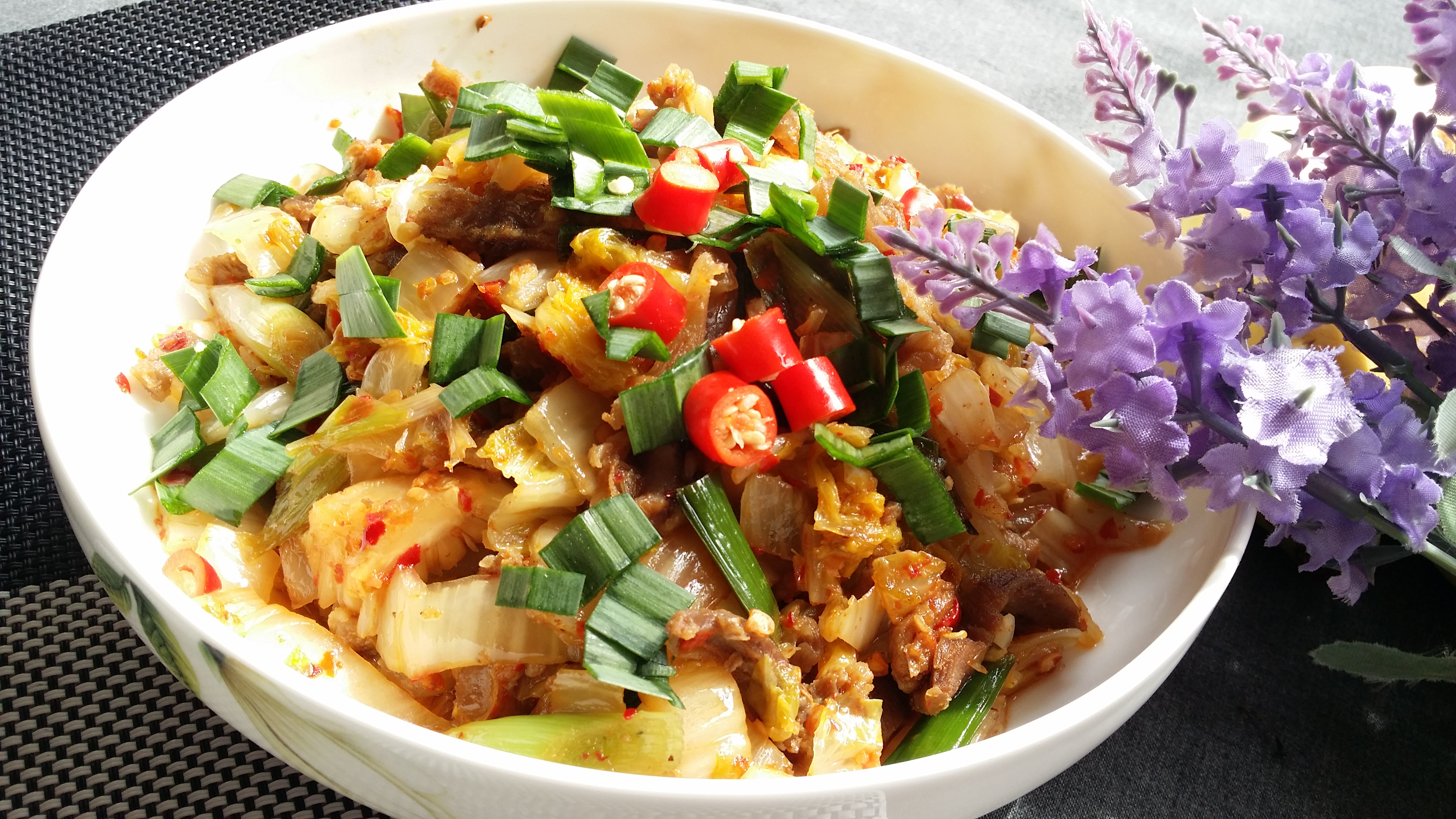 材料:卤好的牛筋,辣白菜,蒜苗,红米椒.