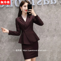 The new professional fashionable temperament beautician works with a high-end suit and front desk costume costume