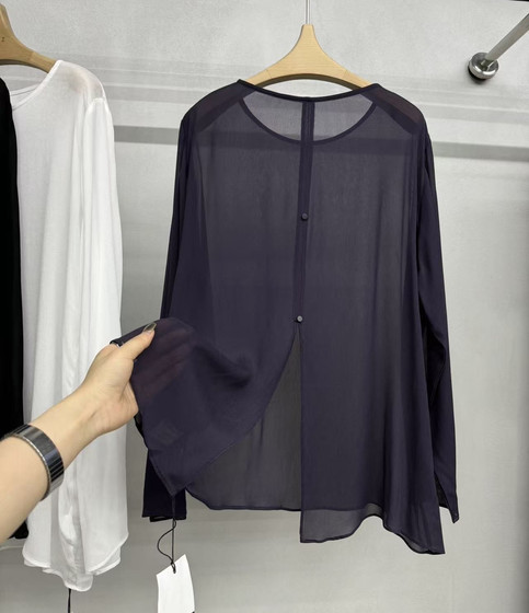 MEETC.Z light and breathable rear slit silk long-sleeved shirt for women in summer 2025 loose and slim temperament top
MEETC.Z light and breathable rear slit silk long-sleeved shirt for women in summer 2025 loose and slim temperament top