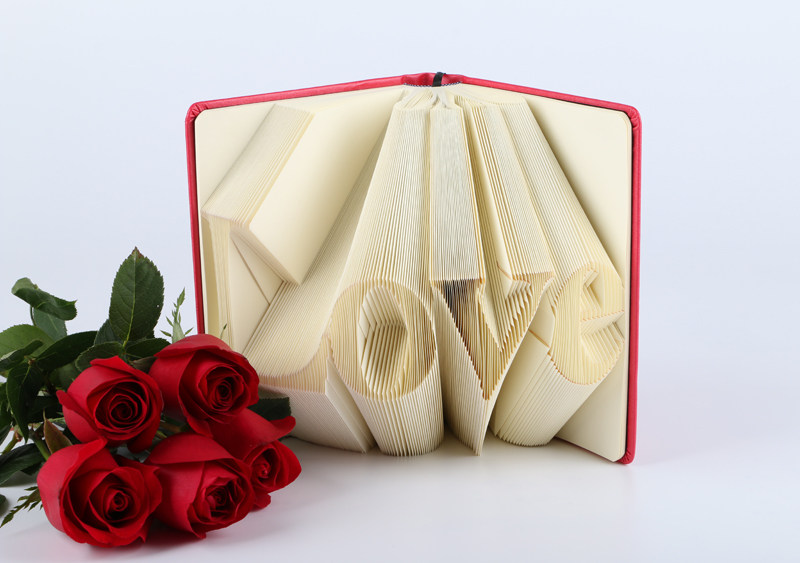 每一页,一打开就会有love的单词,也可以一张卡片用扎出一个爱心的形状