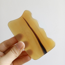 The beauty salon uses the white buffalo horn comb thickened massage scraping board to take pictures to dredge the meridians.