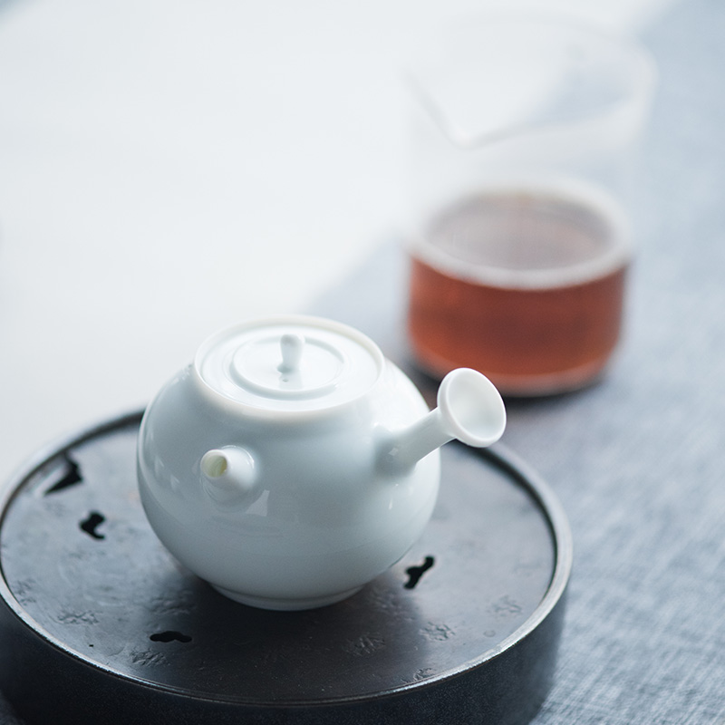 Sweet white glazed ceramic story ball hole side pot teapot tea white porcelain craft ceramic filter household utensils