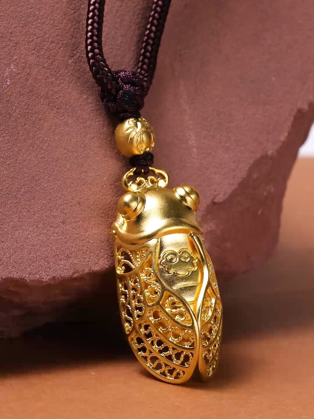 ✨周生生这款东方古祖古法黄金金蝉项链,就是这样的存在