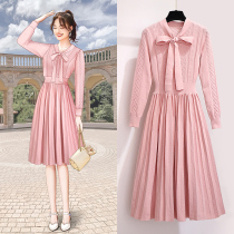 Early spring pink knit bottom one-piece dress for autumn and winter workout with slim cover with high waist and a long fur coat over the knee