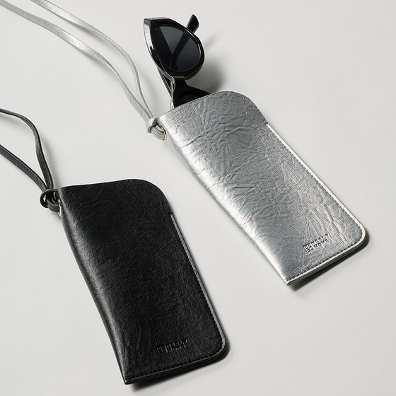 Mili Fengwu glasses storage box sunglasses storage bag portable neck halter bag street shot glasses box
Mili Fengwu glasses storage box sunglasses storage bag portable neck halter bag street shot glasses box