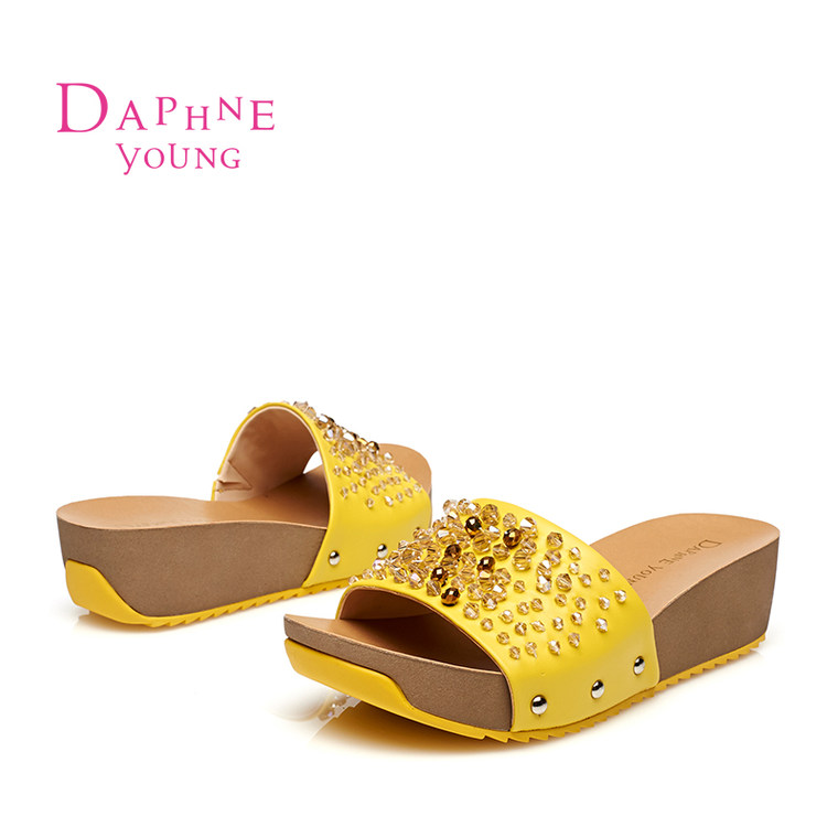 Daphne/达芙妮2015专柜新品女鞋 时尚中坡跟水钻串珠一字式凉拖鞋