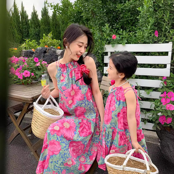 Summer mother-daughter boho vacation big floral dress Korean flower suspender dress baby girl dress seaside
Summer mother-daughter boho vacation big floral dress Korean flower suspender dress baby girl dress seaside