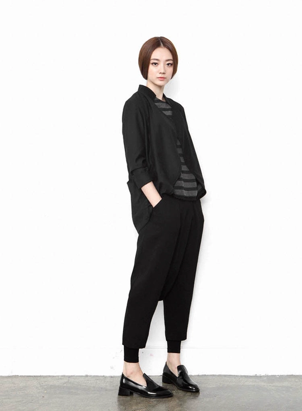 Thiết kế ban đầu của phụ nữ quần áo thương hiệu mới mùa thu màu đen áo khoác màu đen đặc biệt thích hợp lỏng lẻo ngắn và mỏng cá tính hàng đầu - Áo khoác ngắn