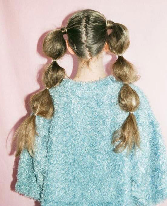 藕节辫配美耳坠,初春街头做抢眼美少女