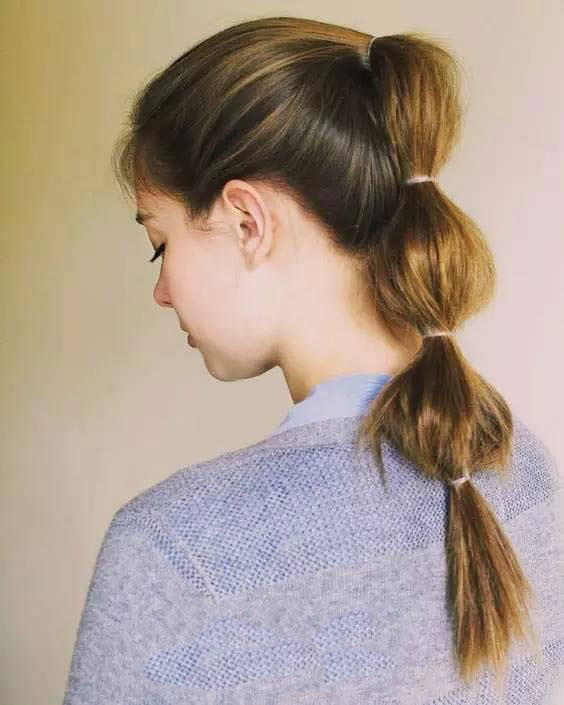 藕节辫配美耳坠,初春街头做抢眼美少女