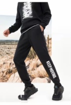 An mens sweatpants are suitable for men who are not tall and slightly fat