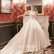 Satin wedding dress 2021 new bride French court style high-end luxury temperament chest personality big tailing tail yarn
