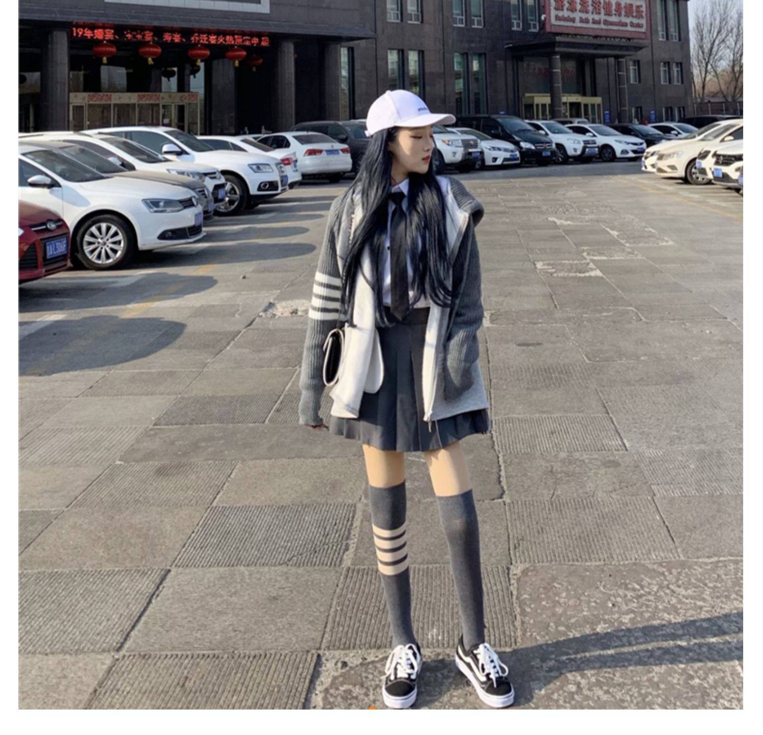 配椰子的过膝袜女夏外穿潮牌同款tb四杠长筒chic烟灰色简约滑板袜