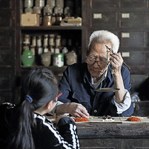 Chinese herbal medicine dispensing Chinese herbal medicine monopoly Dendrobium entity store quality and quantity Chinese herbal medicine shop grab medicine